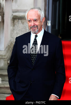 Die UK-Premiere von "Die Frau" in Somerset House - Ankunft mit: Jonathan Pryce Wo: London, Großbritannien Wann: 09 Aug 2018 Quelle: Mario Mitsis/WENN.com Stockfoto