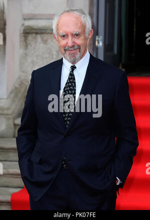 Die UK-Premiere von "Die Frau" in Somerset House - Ankunft mit: Jonathan Pryce Wo: London, Großbritannien Wann: 09 Aug 2018 Quelle: Mario Mitsis/WENN.com Stockfoto