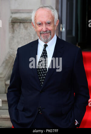 Die UK-Premiere von "Die Frau" in Somerset House - Ankunft mit: Jonathan Pryce Wo: London, Großbritannien Wann: 09 Aug 2018 Quelle: Mario Mitsis/WENN.com Stockfoto