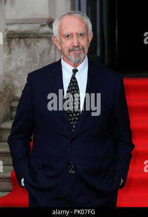 Die UK-Premiere von "Die Frau" in Somerset House - Ankunft mit: Jonathan Pryce Wo: London, Großbritannien Wann: 09 Aug 2018 Quelle: Mario Mitsis/WENN.com Stockfoto