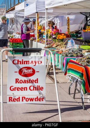 Chimayo rote Chile Pulver und gerösteten grünen Chile für Verkauf Zeichen in der Santa Fe Farmers Market in Santa Fe, New Mexico, USA. Stockfoto