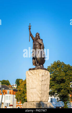 Iconic Statue von König Alfred der Große im Broadway, Winchester, Hampshire, Südengland, Großbritannien Stockfoto