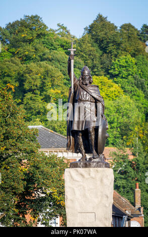 Iconic Statue von König Alfred der Große im Broadway, Winchester, Hampshire, Südengland, Großbritannien, St Giles Hügel hinter Stockfoto