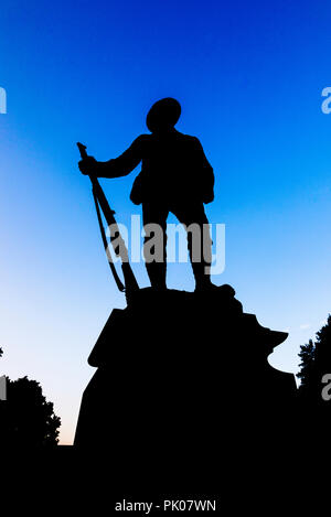 King's Royal Rifle Corps war Memorial, Winchester, Statue eines Tommy Soldaten in Winchester Cathedral Close, Winchester, Hampshire, Südengland Stockfoto