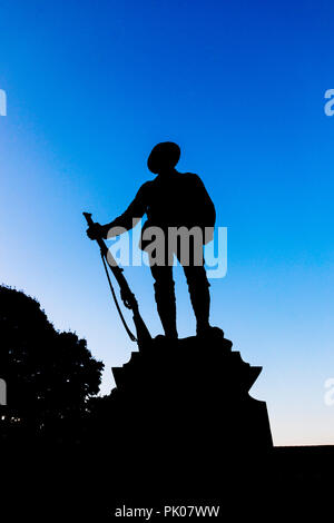 King's Royal Rifle Corps war Memorial, Winchester, Statue eines Tommy Soldaten in Winchester Cathedral Close, Winchester, Hampshire, Südengland Stockfoto