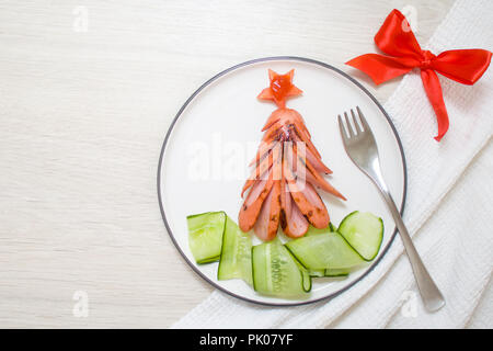 Lustige genießbare Weihnachtsbaum von Fried gegrillte Würstchen gemacht, Frühstück Idee für Kinder. Neues Jahr essen Hintergrund Draufsicht leeren Platz für Text. Stockfoto