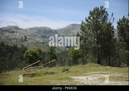 Eine leere, fast verlassene Fußballfeld im Arada Berge in Viseu district, Portugal. Stockfoto