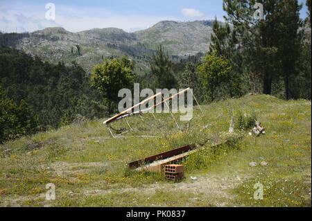 Eine leere, fast verlassene Fußballfeld im Arada Berge in Viseu district, Portugal. Stockfoto