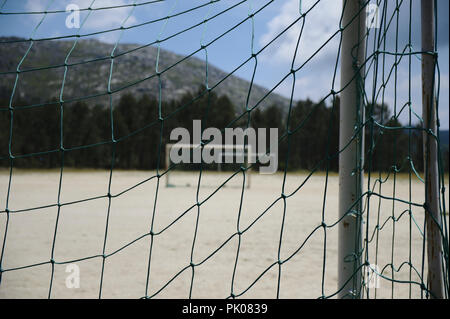 Eine leere, fast verlassene Fußballfeld im Arada Berge in Viseu district, Portugal. Stockfoto