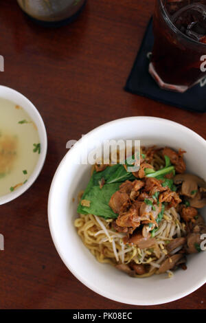 Eine Schüssel mit mi oder mie Ayam (Chicken noodle), einen nationalen indonesischen Essen. Stockfoto