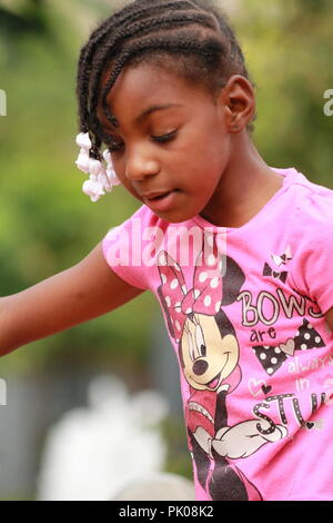 Portrait einer jungen afrikanischen amerikanischen Mädchen spielen an einem Spielplatz Stockfoto