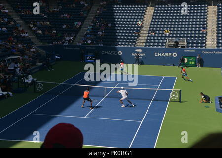 Ashleigh Barty und CoCo Vandeweghe spielen die Doppel Tennis der Frauen bei den US Open 2018. Stockfoto