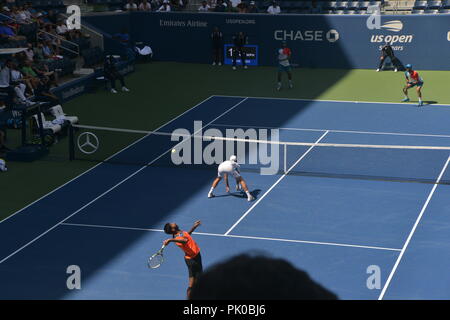 Ashleigh Barty und CoCo Vandeweghe spielen die Doppel Tennis der Frauen bei den US Open 2018. Stockfoto