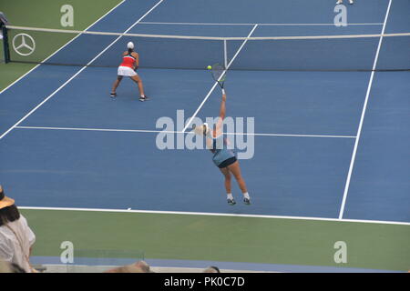 Ashleigh Barty und CoCo Vandeweghe spielen die Doppel Tennis der Frauen bei den US Open 2018. Stockfoto