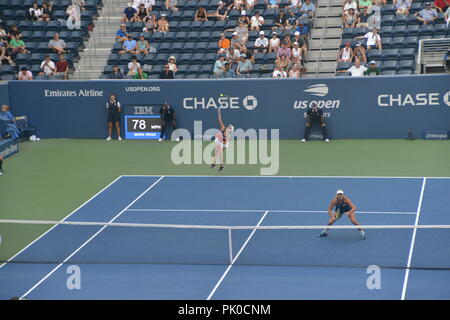 Ashleigh Barty und CoCo Vandeweghe spielen die Doppel Tennis der Frauen bei den US Open 2018. Stockfoto