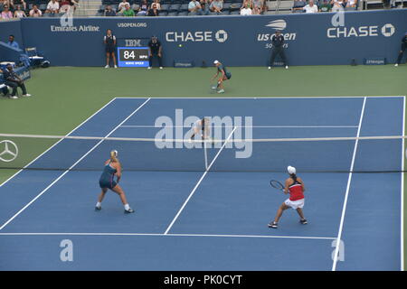 Ashleigh Barty und CoCo Vandeweghe spielen die Doppel Tennis der Frauen bei den US Open 2018. Stockfoto