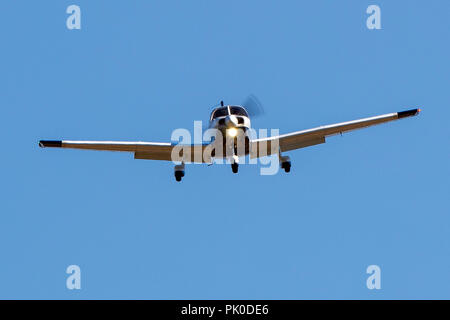 Piper PA -28-236 Dakota (N 8438 E) Ansatz von Palo Alto Flughafen (Kpao), Palo Alto, Kalifornien, Vereinigte Staaten von Amerika Stockfoto