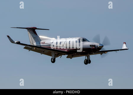 Pilatus PC -12/45 (N774DK) Ansatz von Palo Alto Flughafen (Kpao), Palo Alto, Kalifornien, Vereinigte Staaten von Amerika Stockfoto