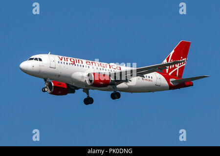Airbus A 319-112 (N 528 VA) betrieben von Virgin America auf Ansatz zum Internationalen Flughafen San Francisco (Ksfo), San Francisco, Kalifornien, Vereinigte Staaten von Amerika Stockfoto