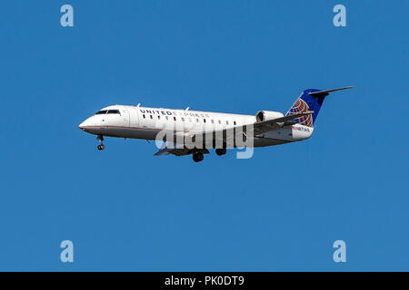 Bombardier CL -600-2 B19 (N871) von SkyWest Airlines für United Express betrieben auf Ansatz zum Internationalen Flughafen San Francisco (Ksfo), San Francisco, Kalifornien, Vereinigte Staaten von Amerika Stockfoto