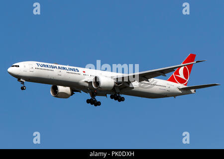 Boeing 777-3 F2ER (TC-JJJ) von Turkish Airlines betrieben auf Ansatz zum Internationalen Flughafen San Francisco (Ksfo), San Francisco, Kalifornien, Vereinigte Staaten von Amerika Stockfoto