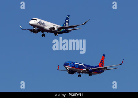 Embraer ERJ 170-200 LR (N630QX) betrieben von Horizon Air für Alaska Airlines und Boeing 737-8 Q8 (N809SY) von Sun Country Airlines auf einem parallelen Ansatz zum Internationalen Flughafen San Francisco (Ksfo), San Francisco, Kalifornien, Vereinigte Staaten von Amerika Stockfoto