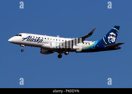 Embraer ERJ 170-200 LR (N630QX) von Horizon Air für Alaska Airlines auf Ansatz zum Internationalen Flughafen San Francisco (Ksfo), San Francisco, Kalifornien, Vereinigte Staaten von Amerika Stockfoto