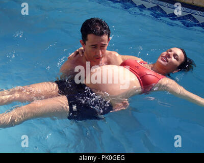 Schwangere Frau Schwimmen im Schwimmbad, São Paulo, Brasilien Stockfoto