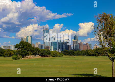 Blick auf die Skyline von Austin Texas vom Zilker Park. Austin Texas ist eine schnell wachsende Stadt, die Grünflächen für alle zu genießen hat Stockfoto