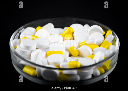 Tabletten auf Schwarz Stockfoto