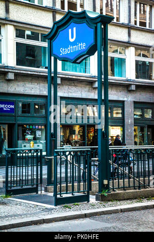 U-Bahnhof Stadtmitte Eingang in Berlin, Deutschland Stockfoto