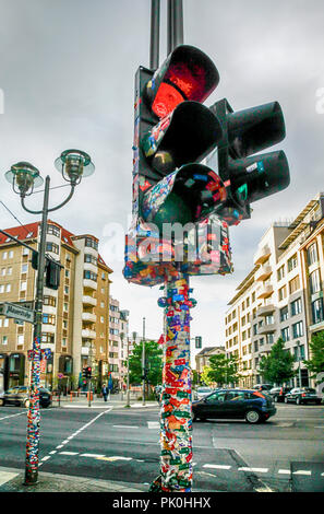 Ampel Lichtmasten in Aufkleber für das Museum für Kommunikation, hat in ein  Stück Kunst im öffentlichen Raum in Berlin verwandelt worden, Deutschland  Stockfotografie - Alamy