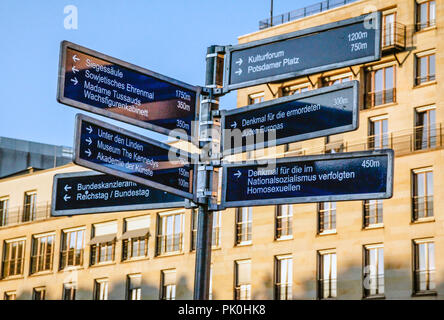 Mehrere Ziel Schilder aus Metall in der Pariser Platz, nahe dem Brandenburger Tor in Berlin, Deutschland Stockfoto