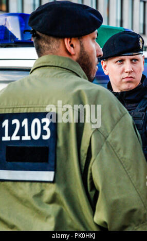 Deutsche spezielle Polizisten sind im Einsatz in der Nähe von Brandenburger Tor in Berlin, Deutschland Stockfoto