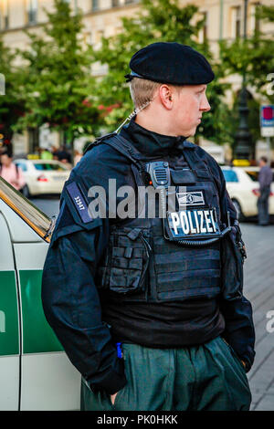 Deutsche spezielle Polizisten im Einsatz in der Nähe von Brandenburger Tor in Berlin, Deutschland Stockfoto