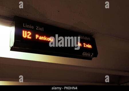 Beschilderung Stadtmitte (Hauptbahnhof) U-Bahn Station auf der Friedrichstraße in Berlin, Deutschland Stockfoto