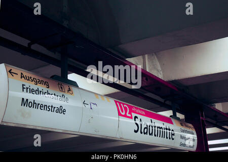 Beschilderung Stadtmitte (Hauptbahnhof) U-Bahn Station auf der Friedrichstraße in Berlin, Deutschland Stockfoto
