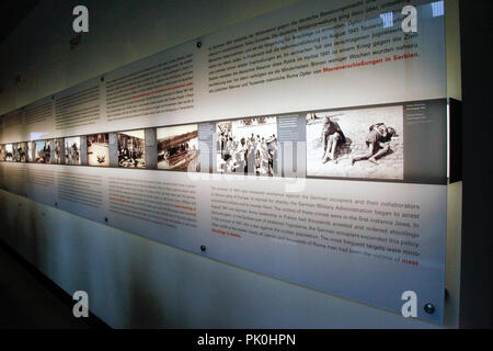 Ausstellungen in der u-bahn Denkmal für die ermordeten Juden Europas auf Cora-Berlinerstrasse in Berlin, Deutschland Stockfoto