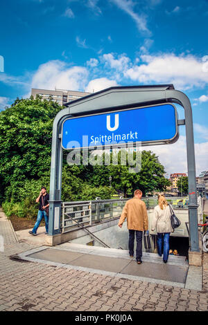 Die Menschen in der U-Bahn Station am Spittelmarkt, Berlin, Deutschland Stockfoto