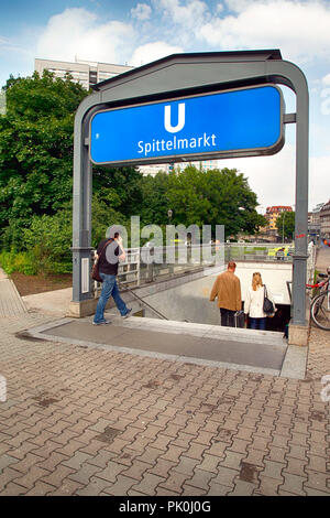 Die Menschen in der U-Bahn Station am Spittelmarkt, Berlin, Deutschland Stockfoto