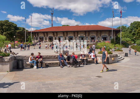 Montreal, CA - 8. September 2018: Touristen genießen ein warmer Sommertag am Kondiaronk Belvedere vor dem Chalet du Mont Royal. Stockfoto