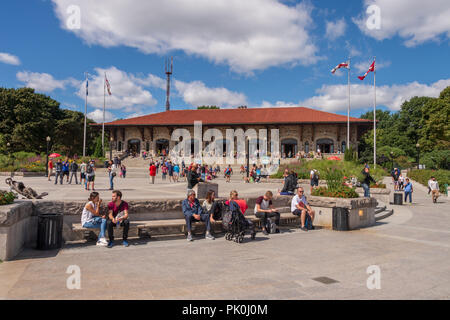 Montreal, CA - 8. September 2018: Touristen genießen ein warmer Sommertag am Kondiaronk Belvedere vor dem Chalet du Mont Royal. Stockfoto