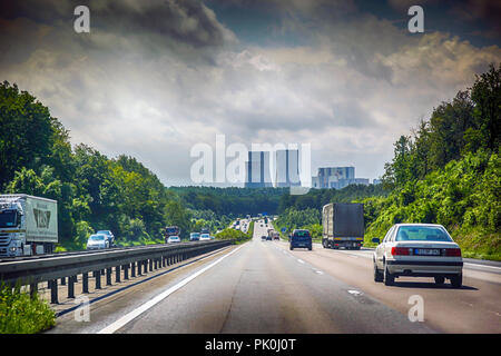 Power Station Kühltürme in der Nähe von Hamm auf der A-2 in Deutschland Stockfoto