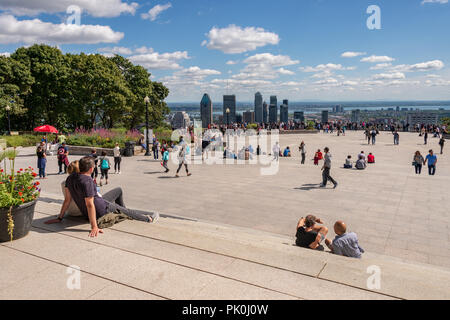 Montreal, CA - 8. September 2018: Touristen genießen ein warmer Sommertag am Kondiaronk Belvedere vor dem Chalet du Mont Royal. Stockfoto