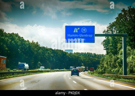 Overhead blaue Beschilderung auf der A-2 Autobahn in der Nähe von Hamm in Deutschland Stockfoto