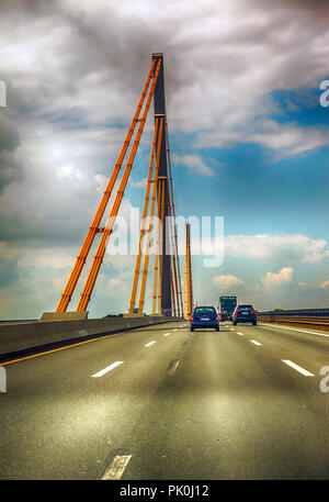 Brücke über die Ruhr auf der A-40 Autobahn in der Nähe von Duisburg in Deutschland Stockfoto