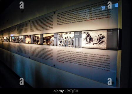 Die Menschen die Ausstellung in der unterirdischen Denkmal für die ermordeten Juden Europas auf Cora-Berlinerstrasse in Berlin, Deutschland Stockfoto