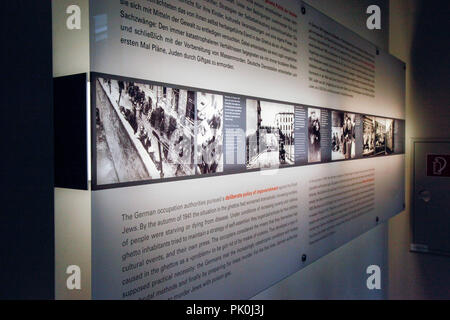 Die Menschen die Ausstellung in der unterirdischen Denkmal für die ermordeten Juden Europas auf Cora-Berlinerstrasse in Berlin, Deutschland Stockfoto