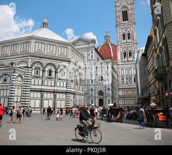 Florenz, Italien, Jun 5, 2018: die berühmte Kathedrale von Florenz in Florenz, Toskana, Italien mit Touristen und Einheimischen zu Fuß durch Stockfoto