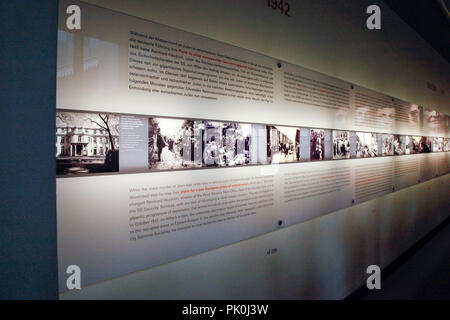 Die Menschen die Ausstellung in der unterirdischen Denkmal für die ermordeten Juden Europas auf Cora-Berlinerstrasse in Berlin, Deutschland Stockfoto